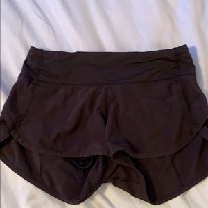 black lululemon shorts